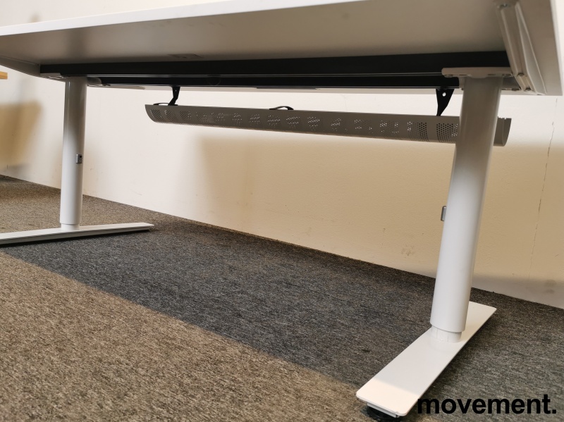 Solgt!Skrivebord i hvitt fra Kinnarps, - 2 / 6