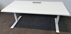 Skrivebord i hvitt fra Kinnarps, Oberon-serie, 160x80cm, høydejusterbart med sveiv, pent brukt