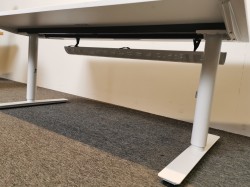 Skrivebord i hvitt fra Kinnarps, Oberon-serie, 160x80cm, høydejusterbart med sveiv, pent brukt
