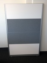 Skillevegg fra Kinnarps, modell Rezon i hvitt / grått stoff, 90cm bredde, 145cm høyde, pent brukt