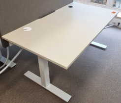 Elektrisk hevsenk skrivebord fra Martela, 160x80cm, beige bordplate / hvitt understell, pent brukt