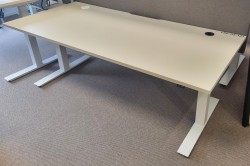 Elektrisk hevsenk skrivebord fra Martela, 180x80cm, beige / hvitt understell, pent brukt
