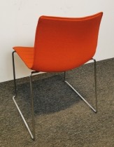 Arper Catifa 46 konferansestol i rødorange stoff / ben i krom, pent brukt