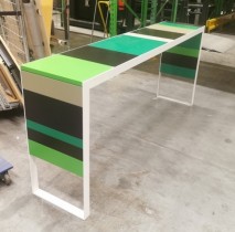 Barbord / ståbord fra Fantoni, modell Stripes, i grønn-farger / hvit ramme, 240x50cm, høyde 104cm, brukt