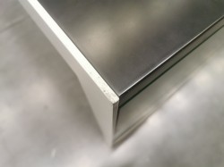 Barbord / ståbord fra Fantoni, modell Stripes, i grønn-farger / hvit ramme, 240x50cm, høyde 104cm, brukt