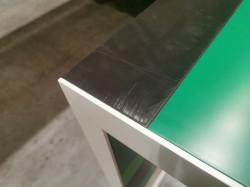 Barbord / ståbord fra Fantoni, modell Stripes, i grønn-farger / hvit ramme, 240x50cm, høyde 104cm, brukt