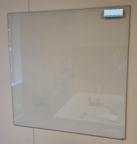 Whiteboard i blekrosa glass fra Lintex, 100x100cm, vegghengt, magnetisk, pent brukt