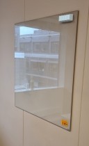 Whiteboard i blekrosa glass fra Lintex, 100x100cm, vegghengt, magnetisk, pent brukt