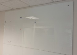 Whiteboard i hvitt glass fra Lintex, 200x100cm, vegghengt, pent brukt