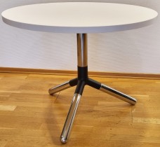 Loungebord / sofabord / kaffebord i hvitt / krom fra Materia, modell Obi, Ø=80cm, H=61,5cm, pent brukt