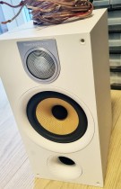 Høyttalere: Bowers & Wilkins 686 S2, hvite med grått deksel, 1 par, pent behandlet