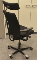Håg H05 5600 kontorstol med høy rygg, swingbackarmlener og nakkepute, nytrukket i sort