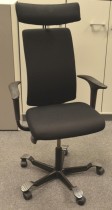Håg H05 5600 kontorstol med høy rygg, swingbackarmlener og nakkepute, nytrukket i sort