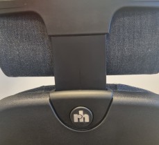Kontorstol: RH-stolen RH Logic i grått stoff, høy rygg, nakkepute, sort kryss pent brukt