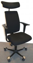 Håg H05 5500 kontorstol i sort med høy rygg, swingbackarmlener og nakkepute, nytrukket i sort stoff, pent brukt