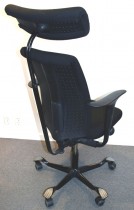 Håg H05 5500 kontorstol i sort med høy rygg, swingbackarmlener og nakkepute, nytrukket i sort stoff, pent brukt