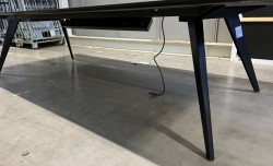 Møtebord / konferansebord i eik / sort fra Holmris, modell Cabale, 300x140cm, passer 10-12 personer, pent brukt