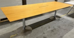 Møtebord i eik / krom, 275x100cm, 8-10 personer, brukt med liten skade
