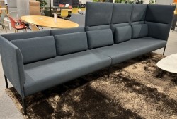 Lekker 3+2-seter alkovesofa i mørkt blått Remix-stoff fra LK Hjelle, modell Molto, bredde 385cm, pent brukt