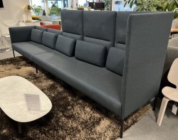 Lekker 3+2-seter alkovesofa i mørkt blått Remix-stoff fra LK Hjelle, modell Molto, bredde 385cm, pent brukt