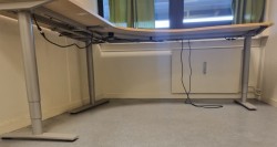 Hjørneløsning med elektrisk hevsenk fra Kinnarps, Oberon i bjerk, 200x200cm, venstreløsning, pent brukt
