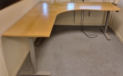 Hjørneløsning med elektrisk hevsenk fra Kinnarps, Oberon i bjerk, 200x200cm, venstreløsning, pent brukt