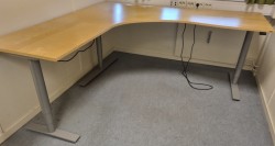 Hjørneløsning med elektrisk hevsenk fra Kinnarps, Oberon i bjerk, 200x200cm, venstreløsning, pent brukt