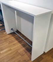 Barbord / høyt arbeidsbord med sidevanger, 110,5cm høyde i hvitt, 140x40cm bordplate, pent brukt