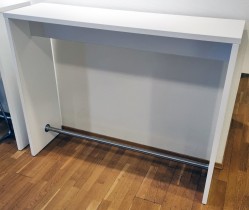 Barbord / høyt arbeidsbord med sidevanger, 110,5cm høyde i hvitt, 140x40cm bordplate, pent brukt