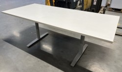 Møtebord / konferansebord i hvitt / grå fra Svenheim, 200x90cm, 6-8 personer, pent brukt