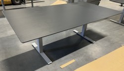 Møtebord / konferansebord i mørk grå / grå, 200x110cm, passer 6-8personer, pent brukt