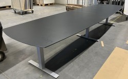 Møtebord / konferansebord i mørk grå / grå, 400x110, 12-14pers, pent brukt