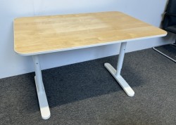 IKEA Bekant skrivebord i bjerk med hvite kanter og hvitt understell, 120x80cm, pent brukt