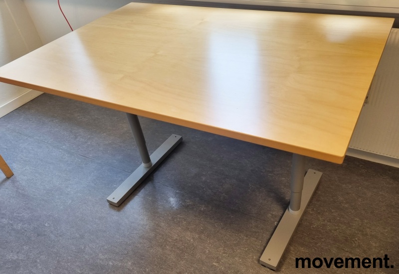 Solgt!Kompakt skrivebord i bjerk fra - 2 / 3