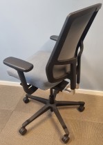 EFG One Sync kontorstol, stoffsete i lys blågrå farge / rygg i grå mesh, armlener i sort, pent brukt