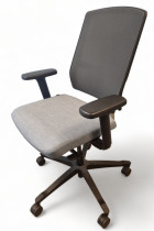 EFG One Sync kontorstol, stoffsete i lys blågrå farge / rygg i grå mesh, armlener i sort, pent brukt