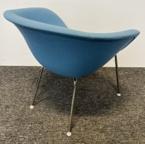 Loungestol fra Arper, modell Duna 02, lyst blått stoff, 4 ben i krom, design: Lievore Altherr Molina, pent brukt