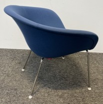 Loungestol fra Arper, modell Duna 02, mørkt blått stoff, 4 ben i krom, design: Lievore Altherr Molina, pent brukt