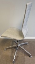 Konferansestol / møteromsstol GRAF fra EFG i lysegrått stoff / krom føtter, pent brukt