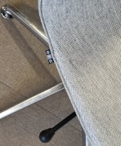 Konferansestol / møteromsstol GRAF fra EFG i lysegrått stoff / krom føtter, pent brukt