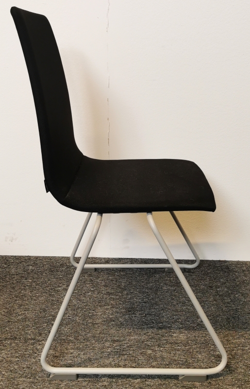 Konferansestol i sort stoff / grått