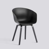 HAY About a chair AAC 22 med sort skallsete, og sorte ben i tre, brukt med kosmetisk slitasje
