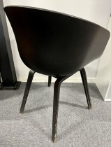 HAY About a chair AAC 22 med sort skallsete, og sorte ben i tre, brukt med kosmetisk slitasje