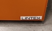 Whiteboard i oransje glass fra Lintex, 100x100cm, vegghengt, pent brukt
