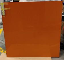 Whiteboard i oransje glass fra Lintex, 100x100cm, vegghengt, pent brukt