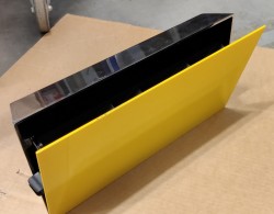 Oppbevaringsboks for tilbehør til whiteboard, Lintex Mood Box, front i gult glass, 41x22cm, vegghengt, pent brukt