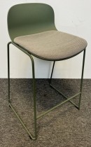 Barkrakk/barstol fra Materia, modell Neo Lite, grønn plast / mørkt grått stoff / grønn, 65cm sittehøyde, pent brukt