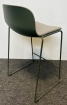 Barkrakk/barstol fra Materia, modell Neo Lite, grønn plast / mørkt grått stoff / grønn, 65cm sittehøyde, pent brukt