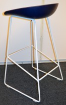 Barkrakk / barstol fra HAY, About a stool, sete i mørk blå, hvitt metallunderstell, sittehøyde 77cm, pent brukt