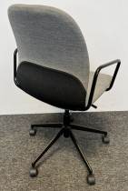 EFG Archie konferansestol på hjul med armlene i grått stoff / sort, pent brukt